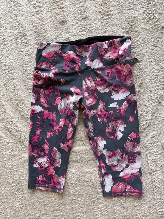 Victoria Sport Pants - Women’s Floral Print Active Capri - Pink on Gray